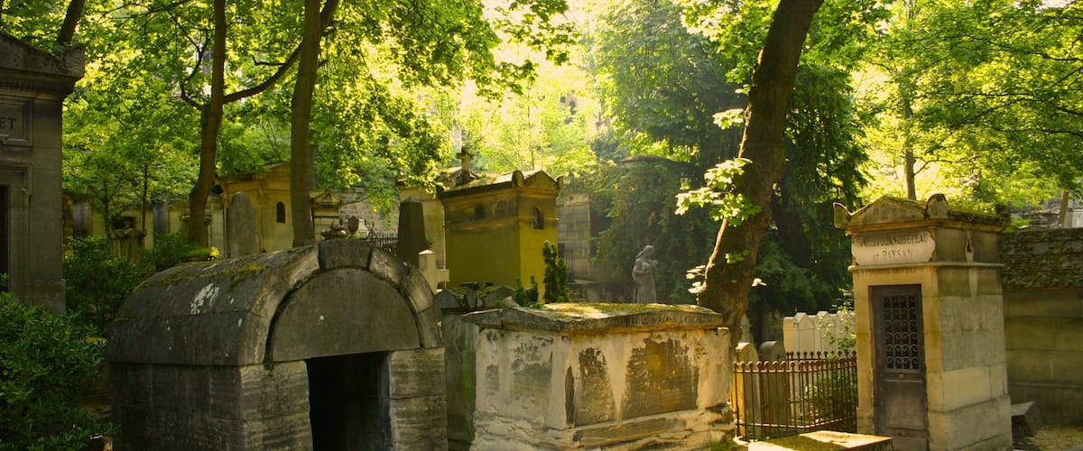 Paris showing a memorial and a cemetery