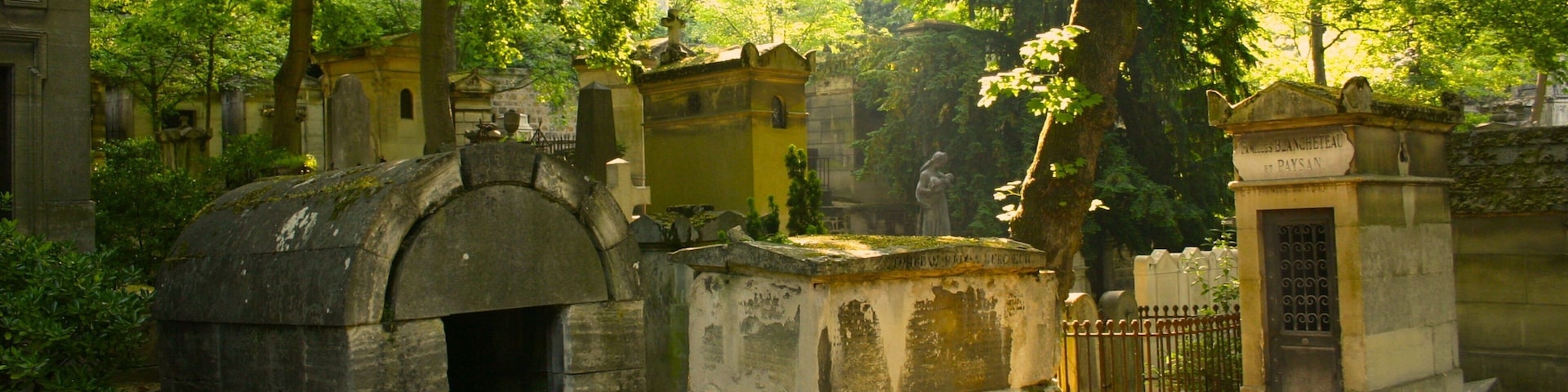 París ofreciendo un monumento y un cementerio