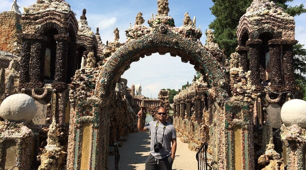 The Gaudi like concept reminds me of Barcelona! A neat find in the middle of nowhere in Iowa!