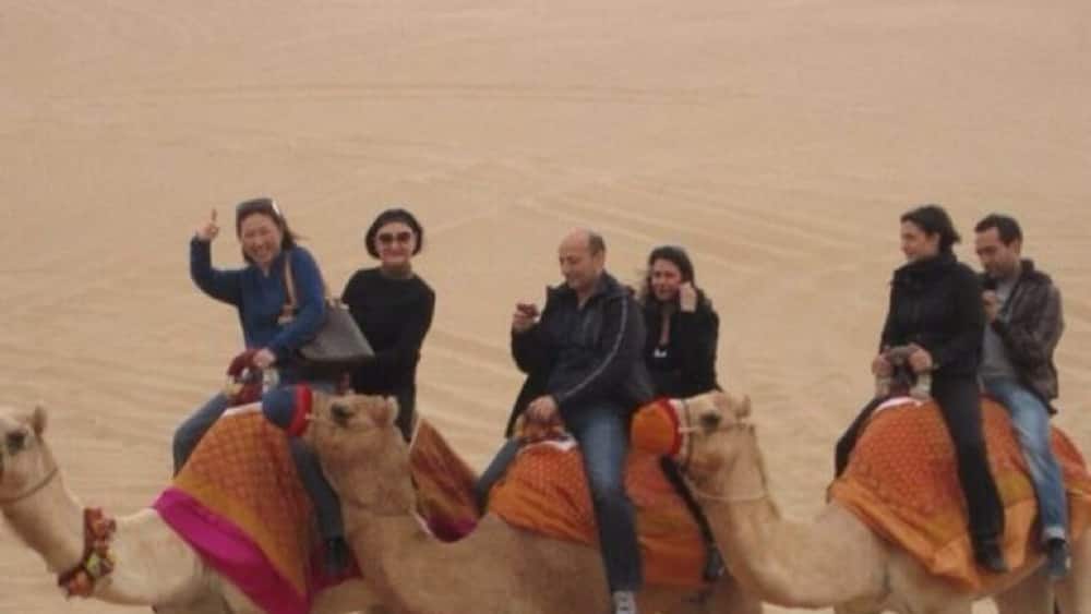 Besides sand dune n camels, u can experience journey of a lifetime with stunning desert sunset, sit under a blankets of the stars, traditional henna painting on your hands, oriental belly dance, even dune buggy!