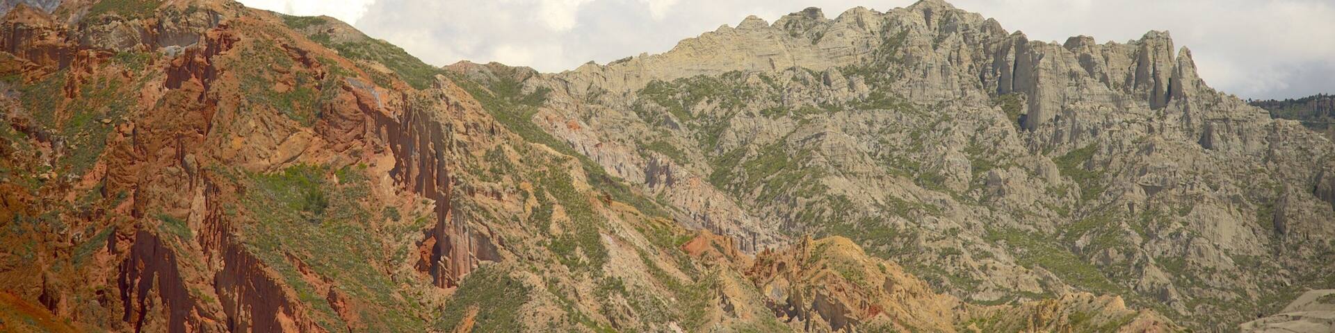 La Paz showing mountains