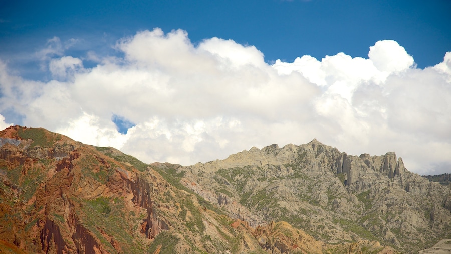 La Paz which includes mountains