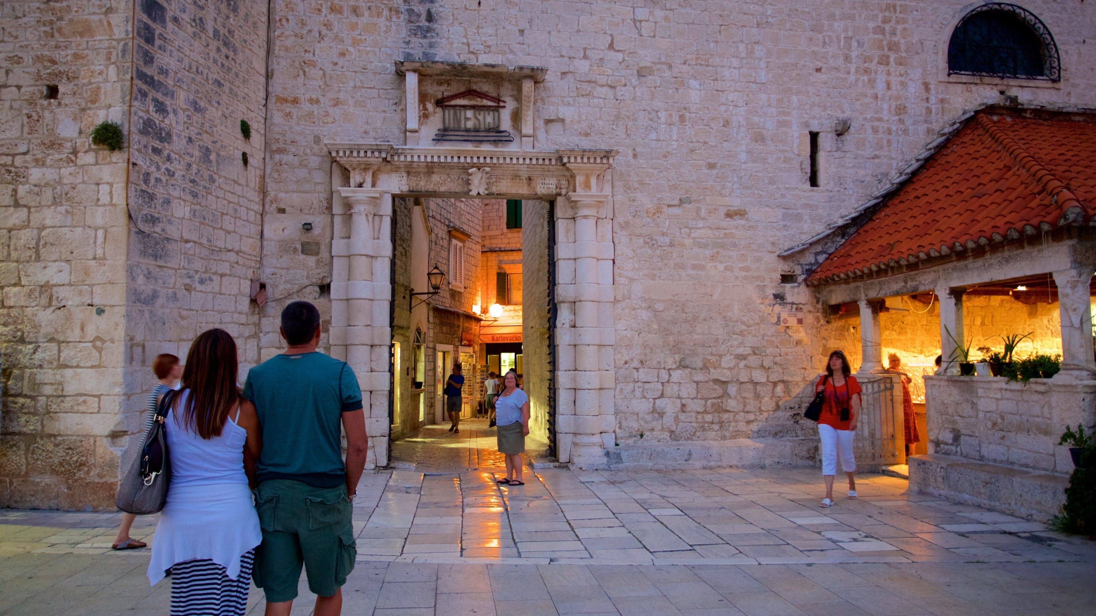 Trogir y también una pareja