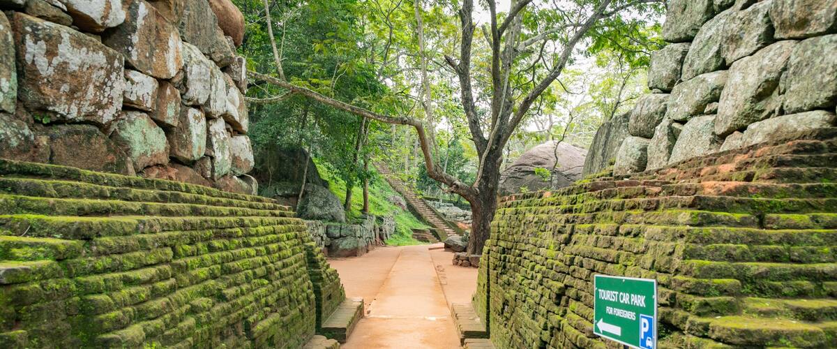 Sigiriya featuring signage and heritage elements
