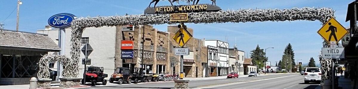 Afton’s Elkhorn Arch is 18 feet high and made of 3000 elk (Wapiti) antlers. The arch was finished in 1958, taking two years to complete at a cost of $2,500.00 plus many hours of volunteer time. The antlers, shed by elk every spring were gathered at a nearby elk reserve.
#antlers #Afton #OnTheRoad #History