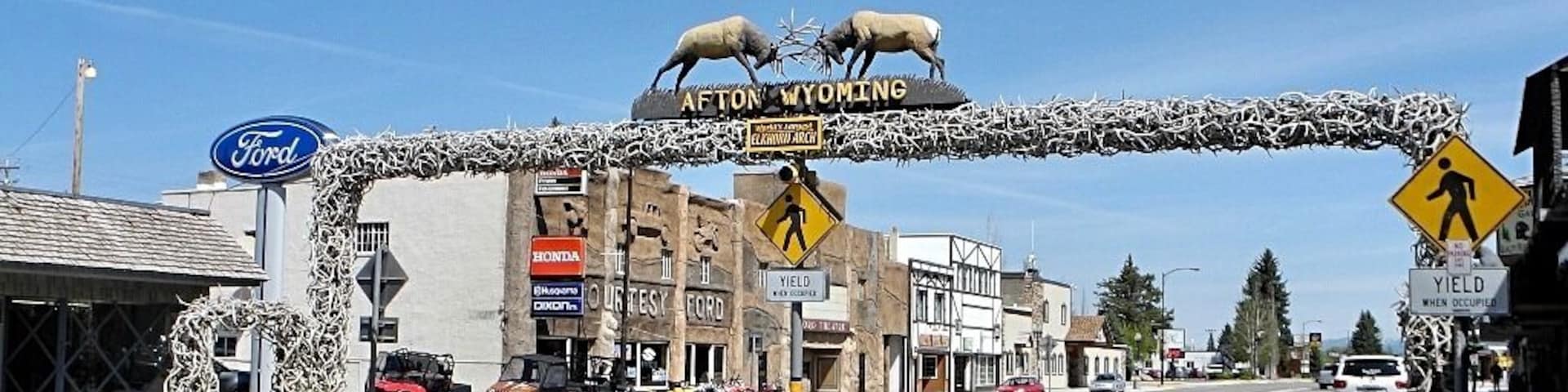 Afton’s Elkhorn Arch is 18 feet high and made of 3000 elk (Wapiti) antlers. The arch was finished in 1958, taking two years to complete at a cost of $2,500.00 plus many hours of volunteer time. The antlers, shed by elk every spring were gathered at a nearby elk reserve.
#antlers #Afton #OnTheRoad #History