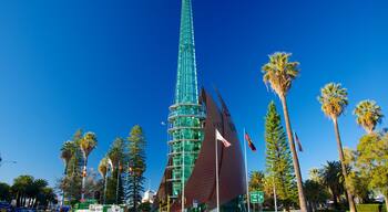 Swan Bells Belltower mostrando arquitectura moderna, escenas urbanas y un edificio de gran altura