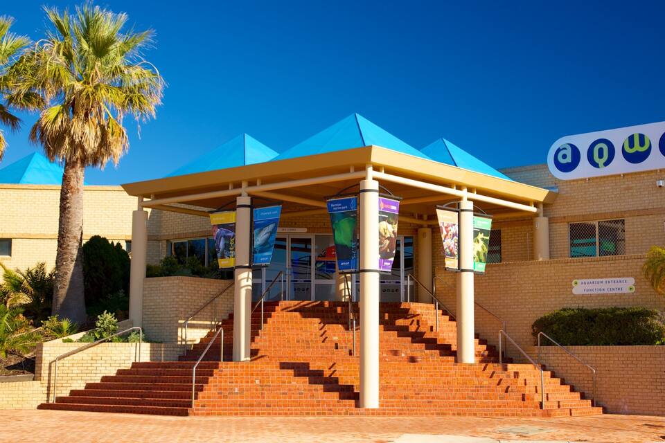 Un edifici amb teulada blava i un rètol que diu "Aquarium Entrance Function Centre".
