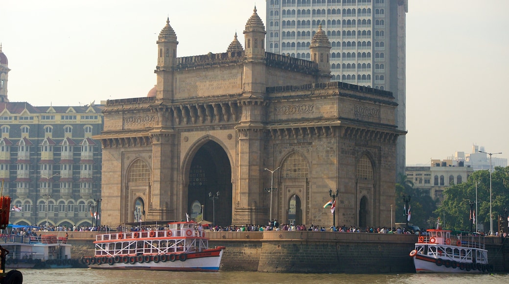 Gateway of India featuring joki tai puro, veneily ja vanha arkkitehtuuri