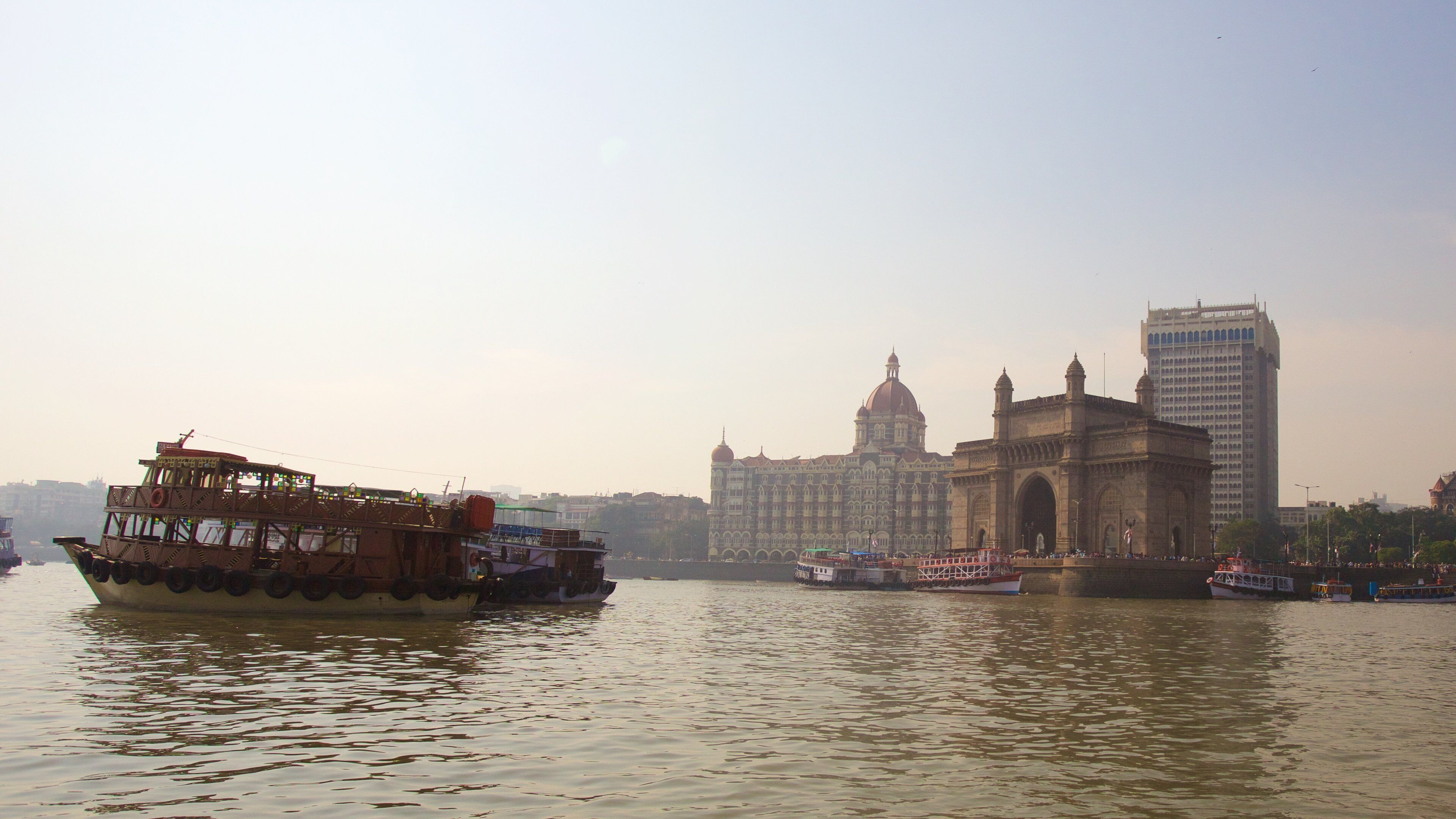 Gateway of India das einen Stadt, allgemeine Küstenansicht und Bootfahren