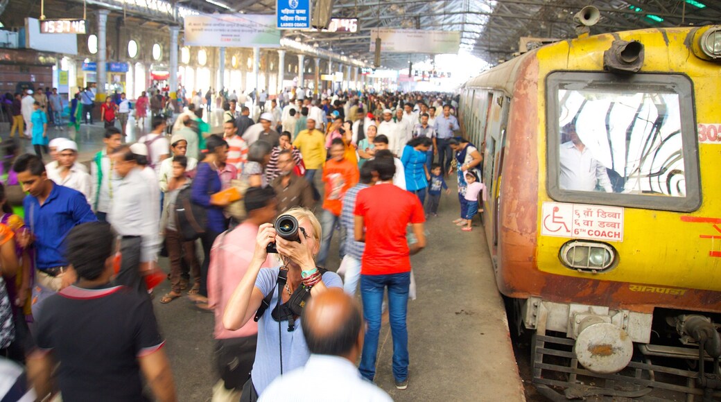賈特拉帕蒂‧希瓦吉火車站 呈现出 鐵路用品 以及 大群人