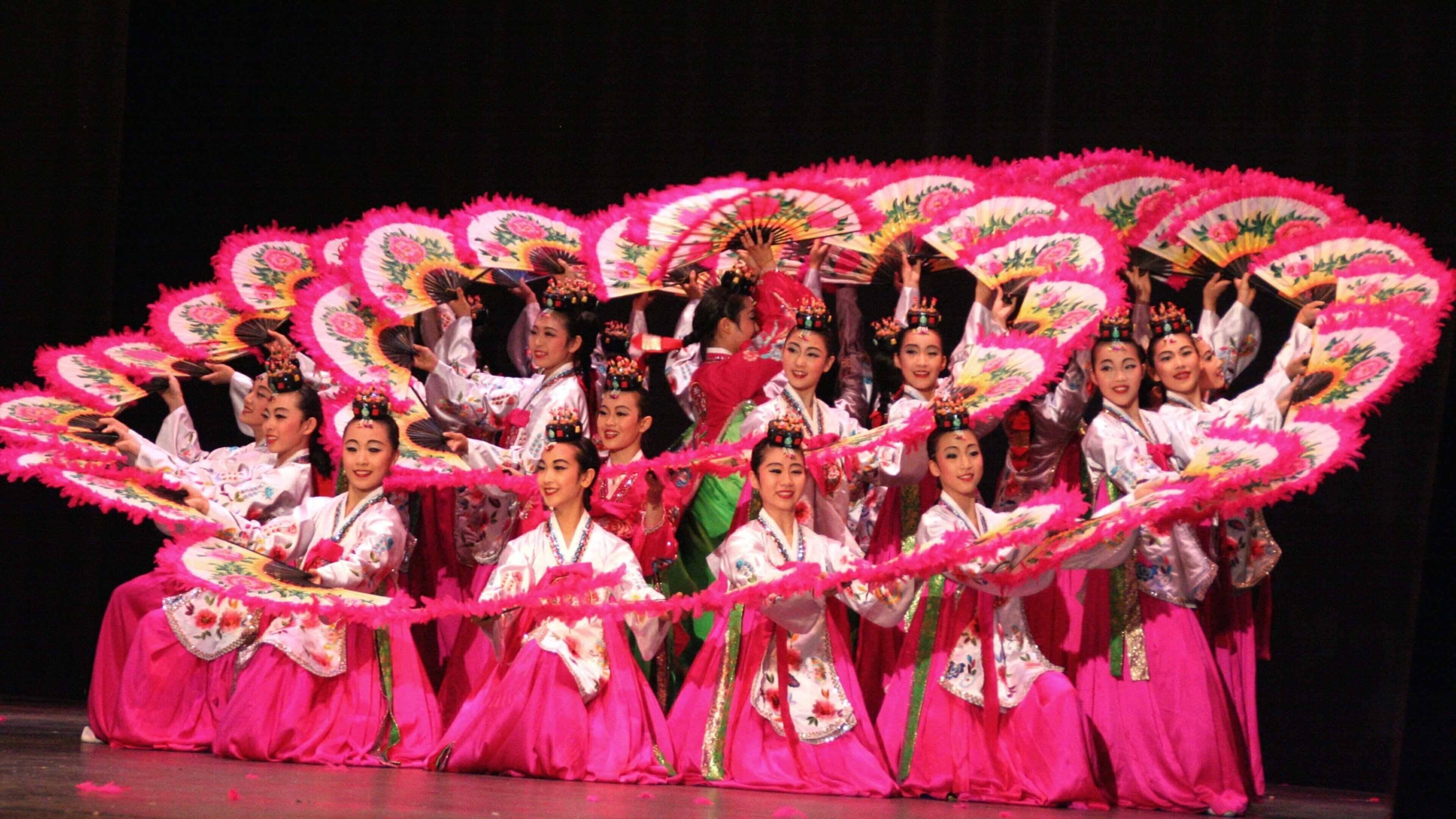 Rexburg som inkluderer performance-kunst og innendørs i tillegg til en stor gruppe med mennesker