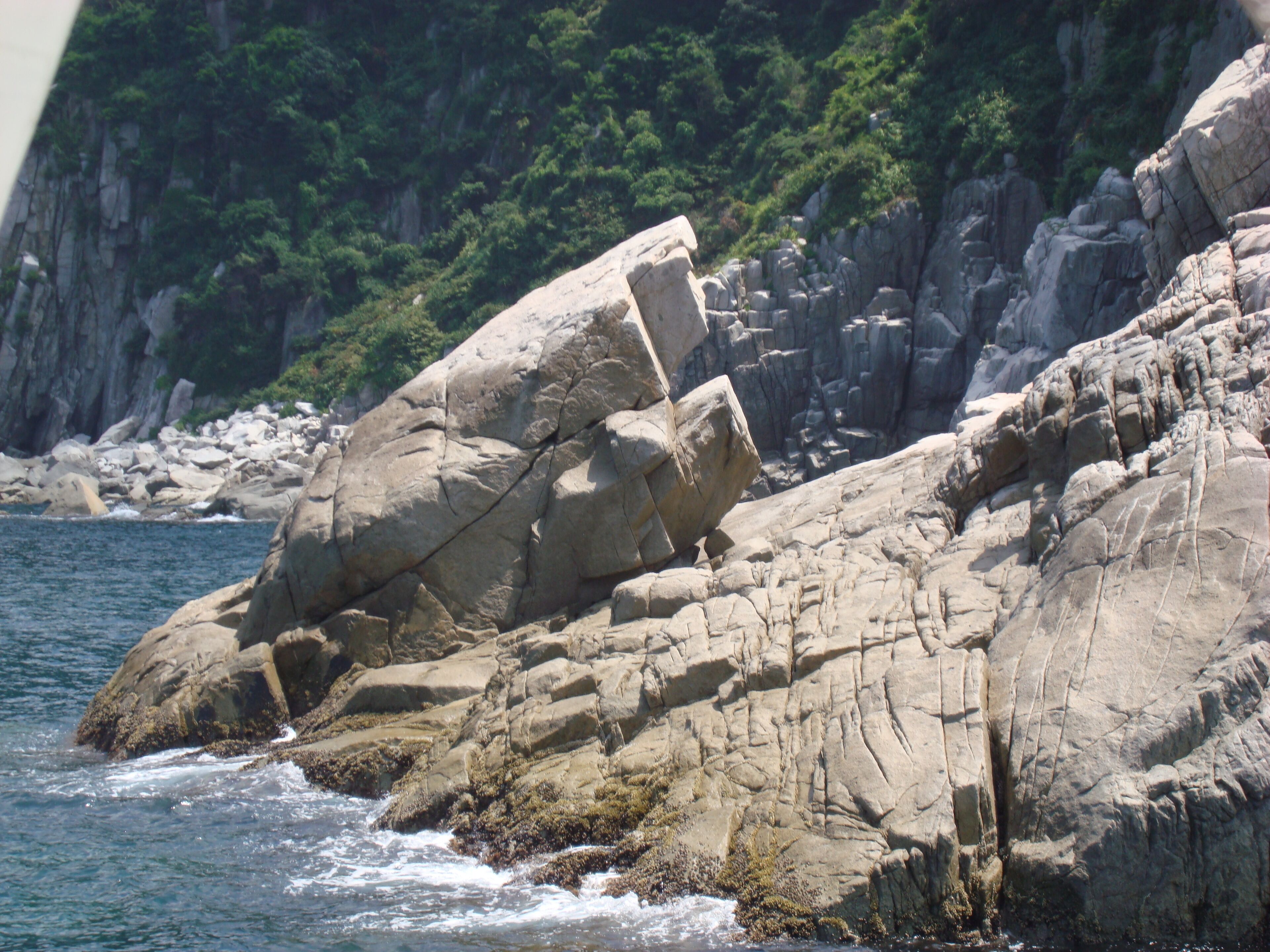 The natural object ”Meoto-Kameishi (The couple of turtles)”