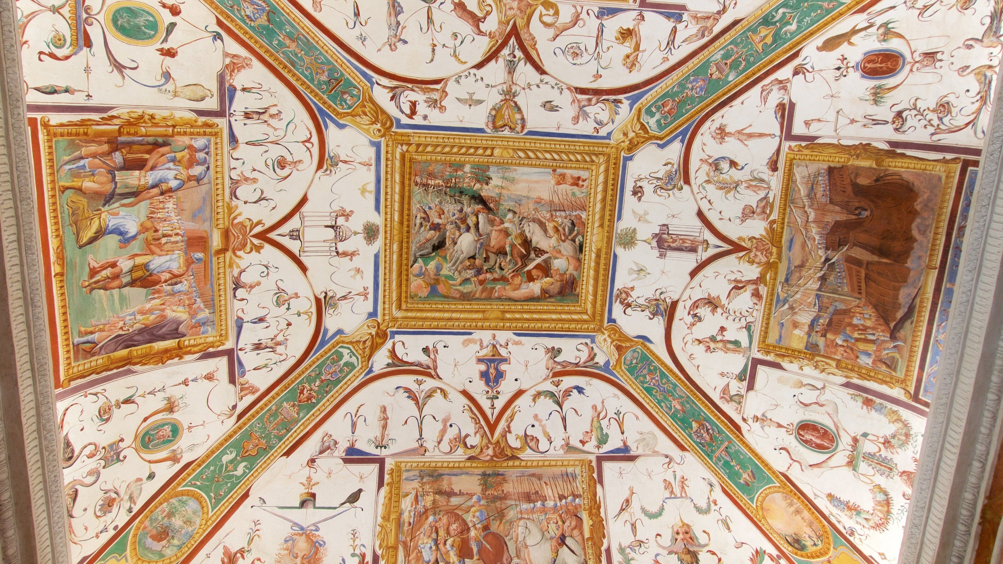 Castiglione del Lago which includes art, interior views and château or palace