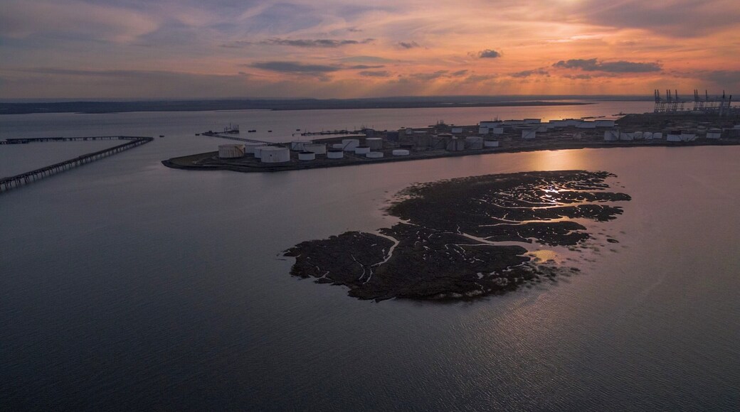 Holehaven Creek, Canvey Island, Essex close the Lobster Smack pub, great pub with great food too.
#sunset #canveyisland #holehavencreek