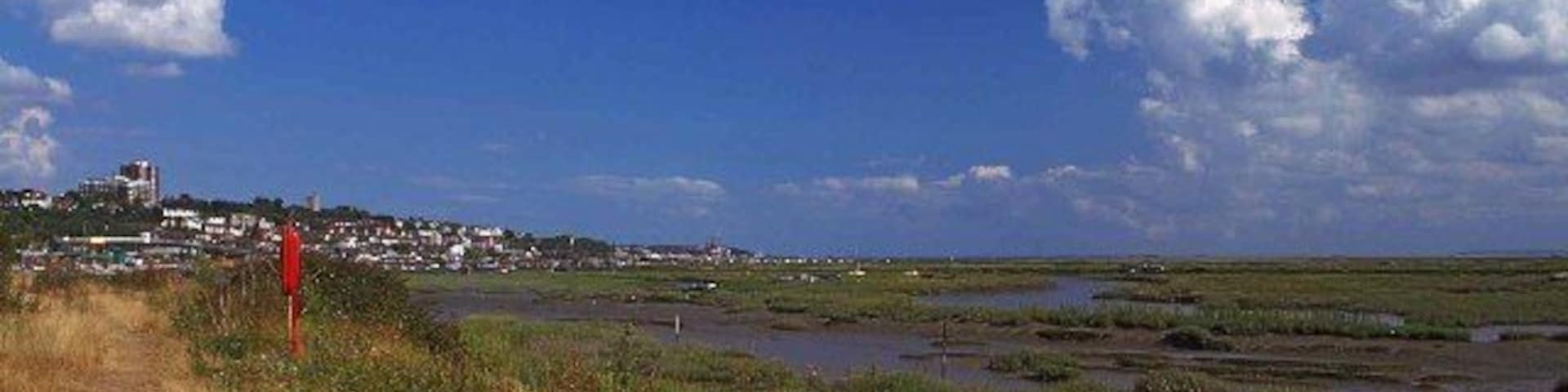 Leigh-on-Sea, Essex. Looking eastwards from the path not far from the railway station