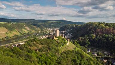 Ein Blick ins Moseltal bei Kobern-Gondorf in Rheinland-Pfalz