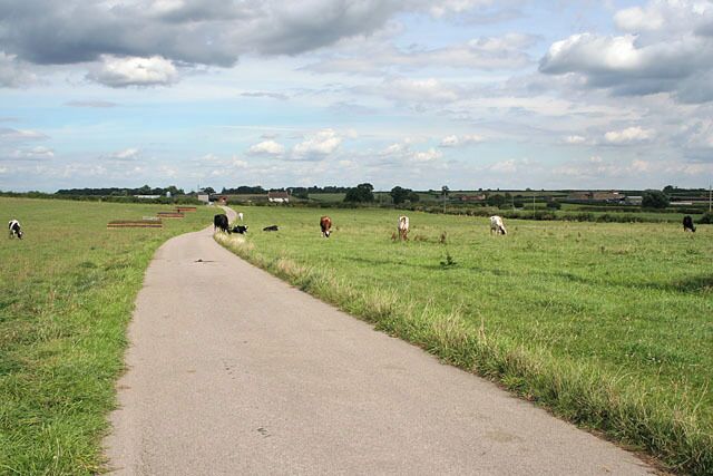 Farm road to Walton Lodge Farm, Sutton in the Elms. Walton Lodge Farm in the centre and Sutton Fields Farm to the left. There are two farms called "Sutton Fields" here. This is the more northerly one.