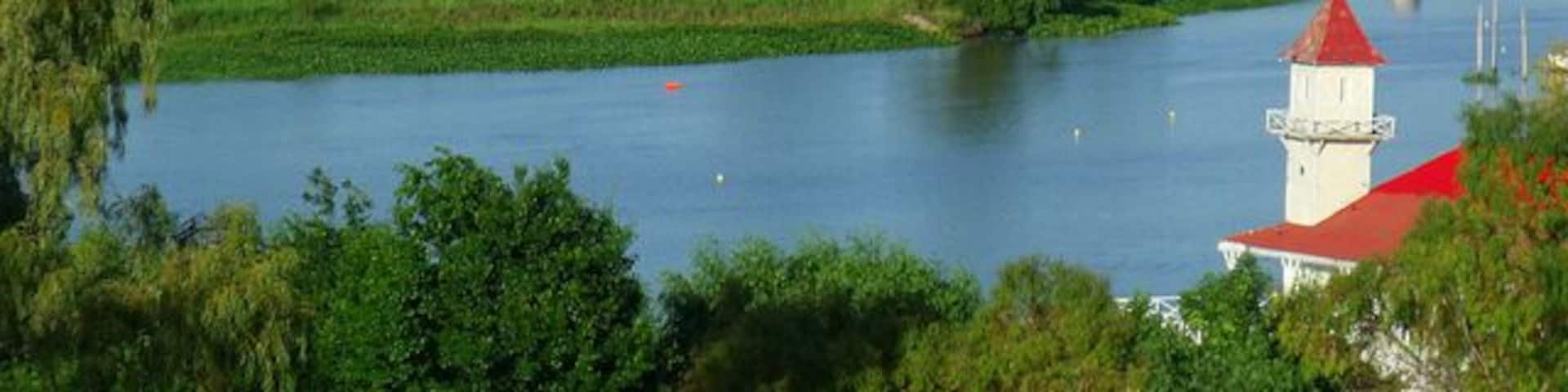 Su nombre completo es RincĂłn de San Pedro DĂĄvila de los Arrecifes. Se halla a 170 km de la Capital. Se ubica sobre altos barrancos desde donde podemos divisar las aguas del RĂo ParanĂĄ. Su paisaje extiende su belleza en los campos, mayormente de cultivos de cĂtricos, durazneros y ciruelos, que se alternan con los rosales y plantas de los viveros.
De niña solĂa viajar a la casa de mis abuelos, que contaban con una huerta en la parte de atrĂĄs de la casa. Hoy suelo realizarme escapadas frecuentes a San Pedro en algunos fin de semanas en que necesito relajarme y alejarme un poco de la ciudad.
http://pasearconari.blogspot.com.ar/2016/02/un-paseo-de-fin-de-semana-en-san-pedro.html