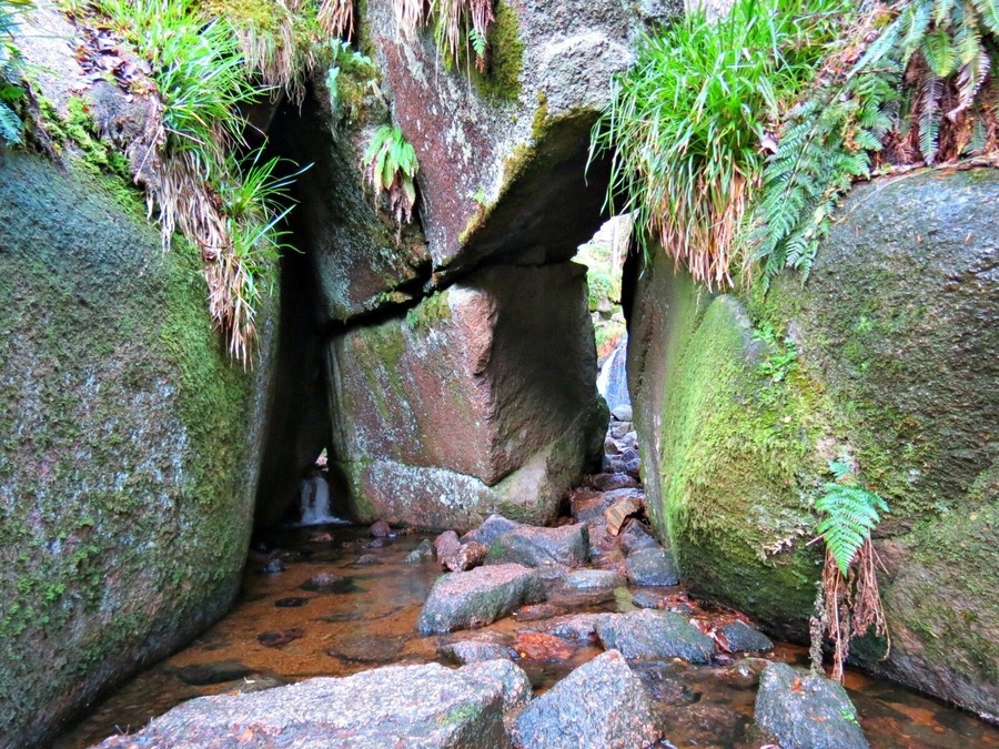 📍Burn O'Vat, Dinnet
A short walk from the Burn O'Vat car park you reach the end of the man made track and have to navigate the stepping stones through the natural doorway and into "the Vat". An impressive geological pothole with a beautiful waterfall.