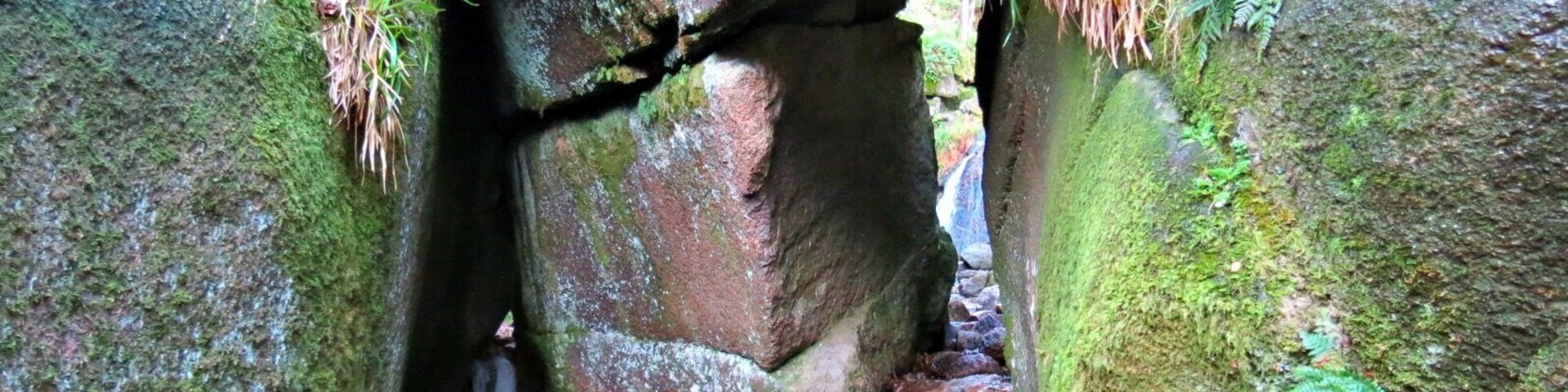 📍Burn O'Vat, Dinnet
A short walk from the Burn O'Vat car park you reach the end of the man made track and have to navigate the stepping stones through the natural doorway and into "the Vat". An impressive geological pothole with a beautiful waterfall.
