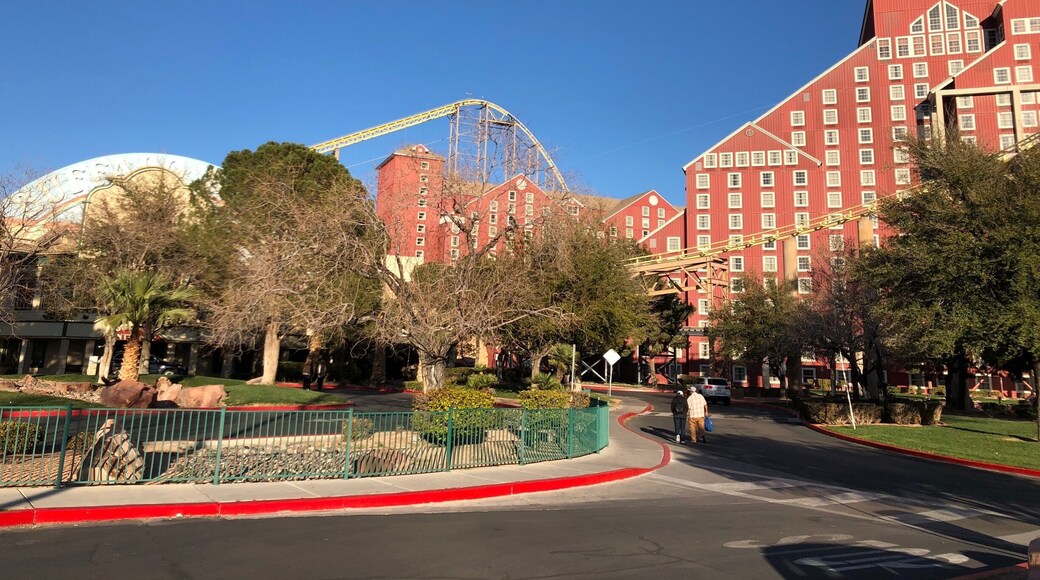 Buffalo Bill’s is part of the Primm Valley Resorts chain, located in Primm, Nevada, along the California/Nevada state line, 45 mins south of Las Vegas. It’s popular with travelers because of the low cost lodging, restaurants, casino gambling, small showroom, roller coaster, shopping mall and nearby lottery ticket sales.