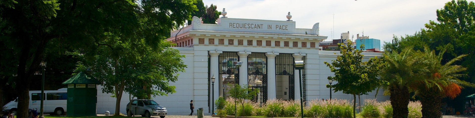 Recoleta mostrando un parque y arquitectura patrimonial