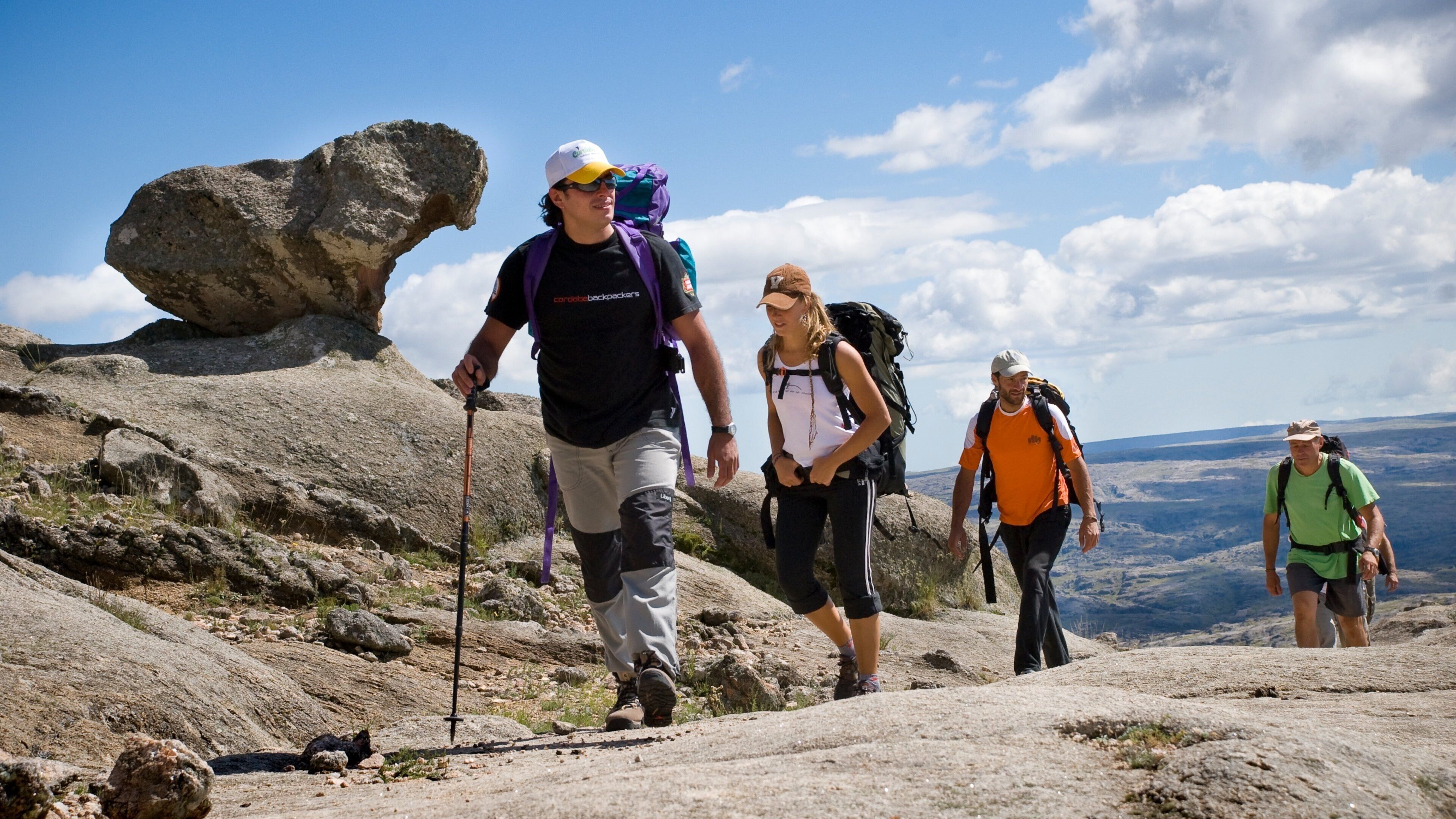 Córdoba mostrando senderismo o caminata y montañas y también un pequeño grupo de personas