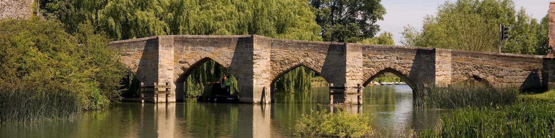 Newbridge, arguably the oldest bridge on the River Thames, built in the 13th century, Oxfordshire