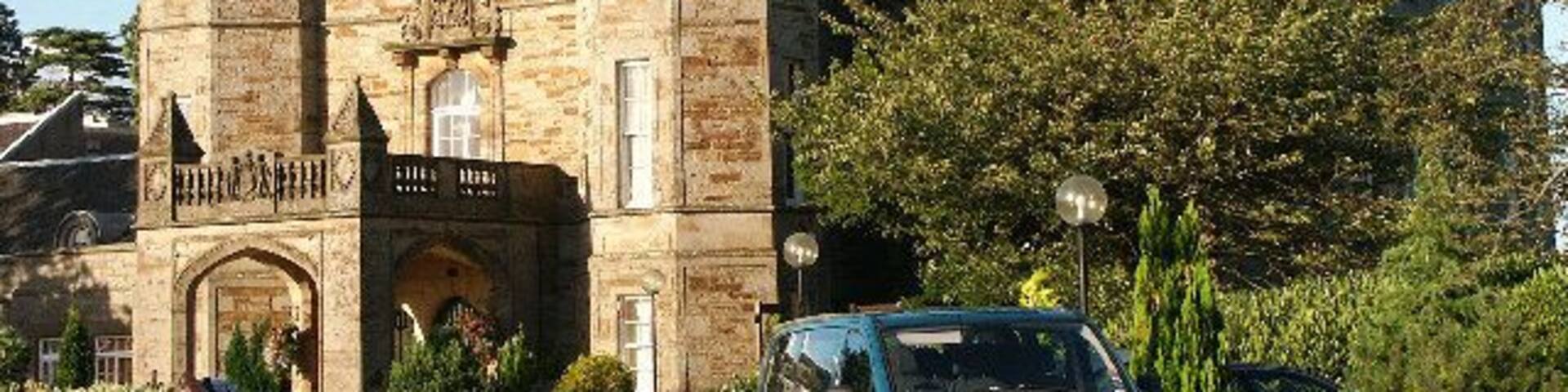 Dalmahoy. Dalmahoy Golf and Country Club. ...... "Scuze me! I'd like a beer and a sandwich?" "Certainly, Sir." "Would you like fries with that?" "Oh yes please, how much will that be?" "That'll be about a grand." Kerrrrchingggg!