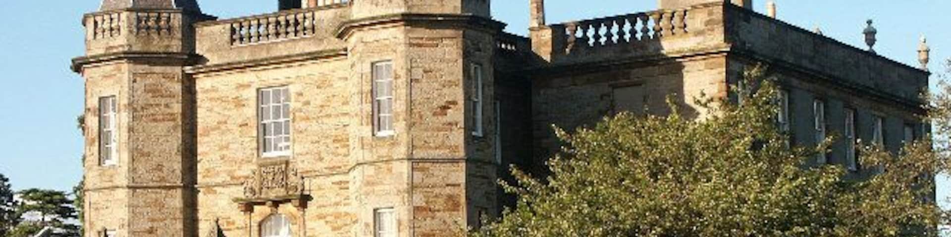 Dalmahoy. Dalmahoy Golf and Country Club. ...... "Scuze me! I'd like a beer and a sandwich?" "Certainly, Sir." "Would you like fries with that?" "Oh yes please, how much will that be?" "That'll be about a grand." Kerrrrchingggg!