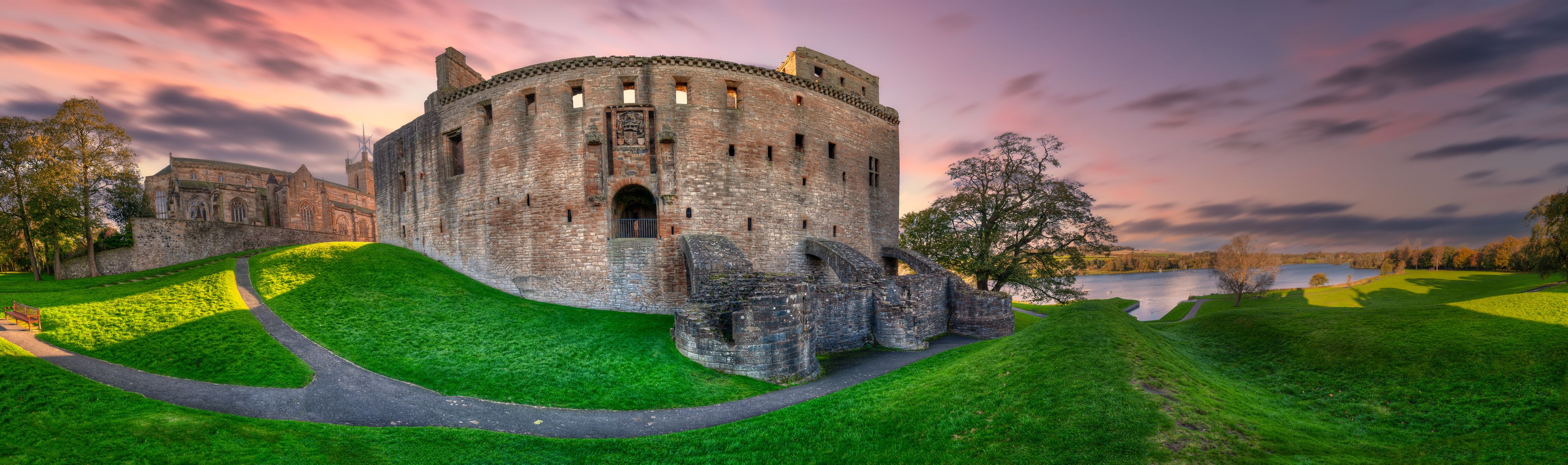 Linlithgow Palace is located in the Scottish town of Linlithgow, in the county of West Lothian, 24 kilometers northwest of Edinburgh.