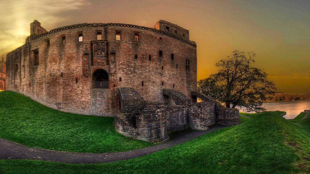 Linlithgow Palace is located in the Scottish town of Linlithgow, in the county of West Lothian, 24 kilometers northwest of Edinburgh.