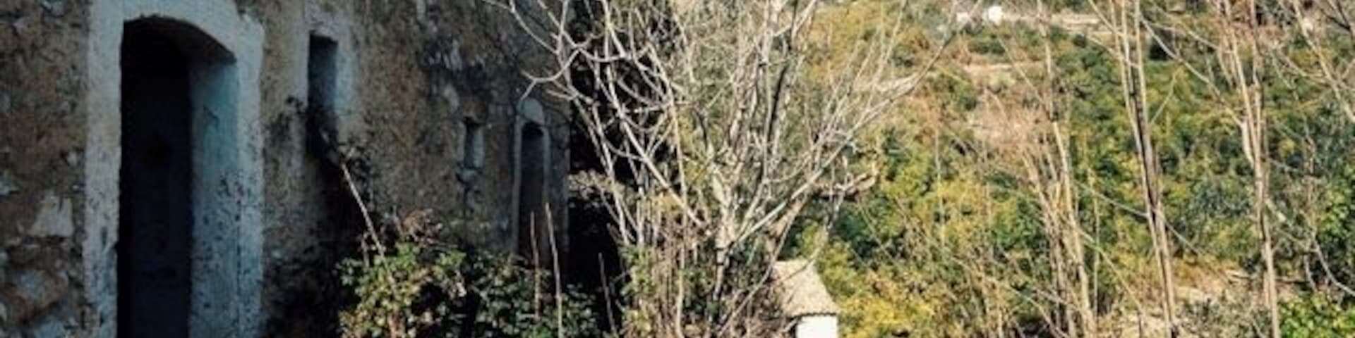 The ghost town of Montecoccioli is composed of a few stone houses aligned on an unpaved road. There is almost nothing left in the houses and all roofs are collapsed.
Read about ghost towns and abandoned places in Lazio (central Italy) here: http://www.blocal-travel.com/urbex/ghost-town/abandoned-lazio-ghost-town/