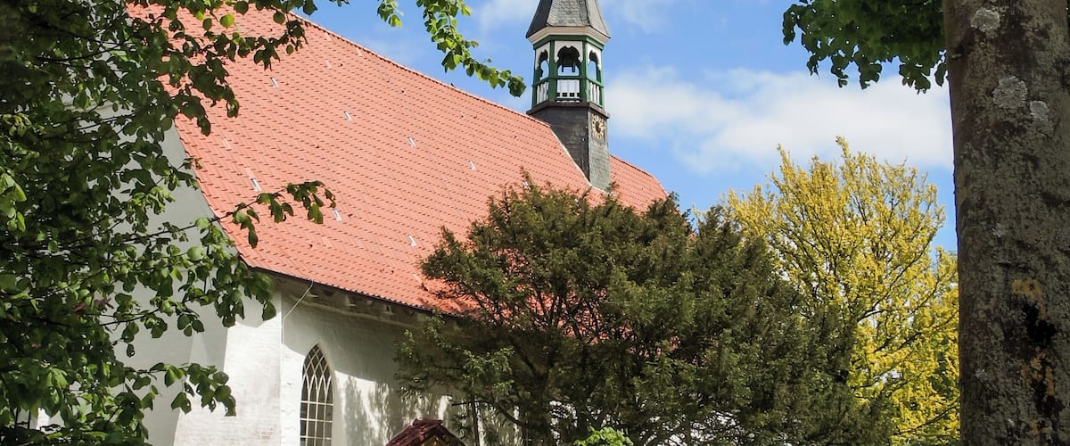 Evangelisch-lutherische St.-Clemens-Kirche (auch "Fischerkirche") in Bรผsum (Schleswig-Holstein) aus dem 15. Jahrhundert.