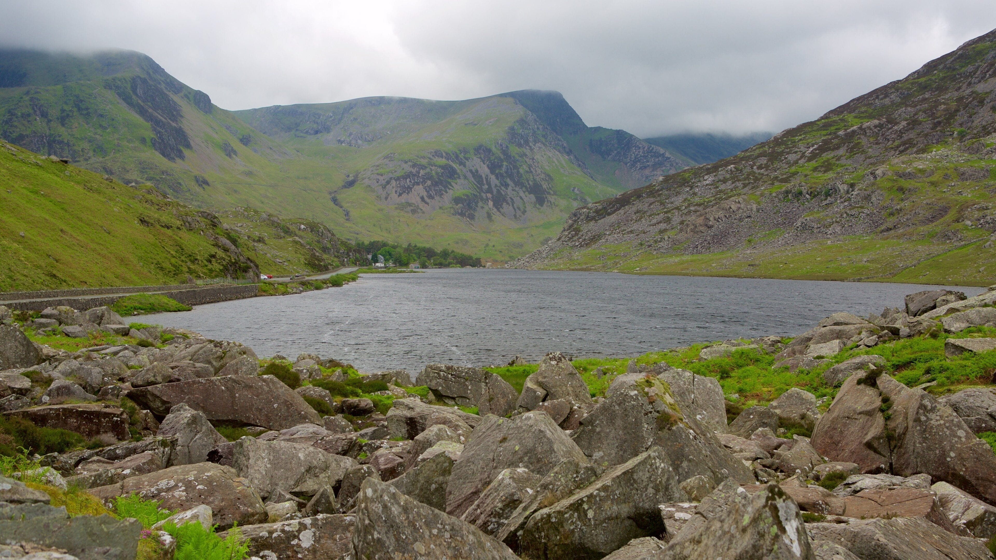 Snowdonia nasjonalpark som inkluderer elv eller bekk og fjell