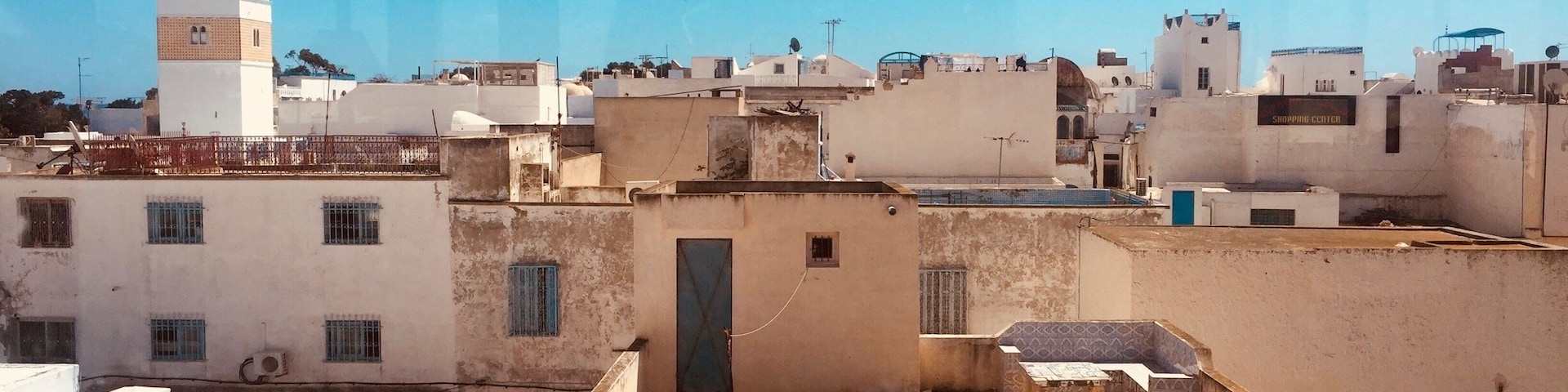 View over the Old Medina of Hammamet and it’s blue/white rooftops ! 👁