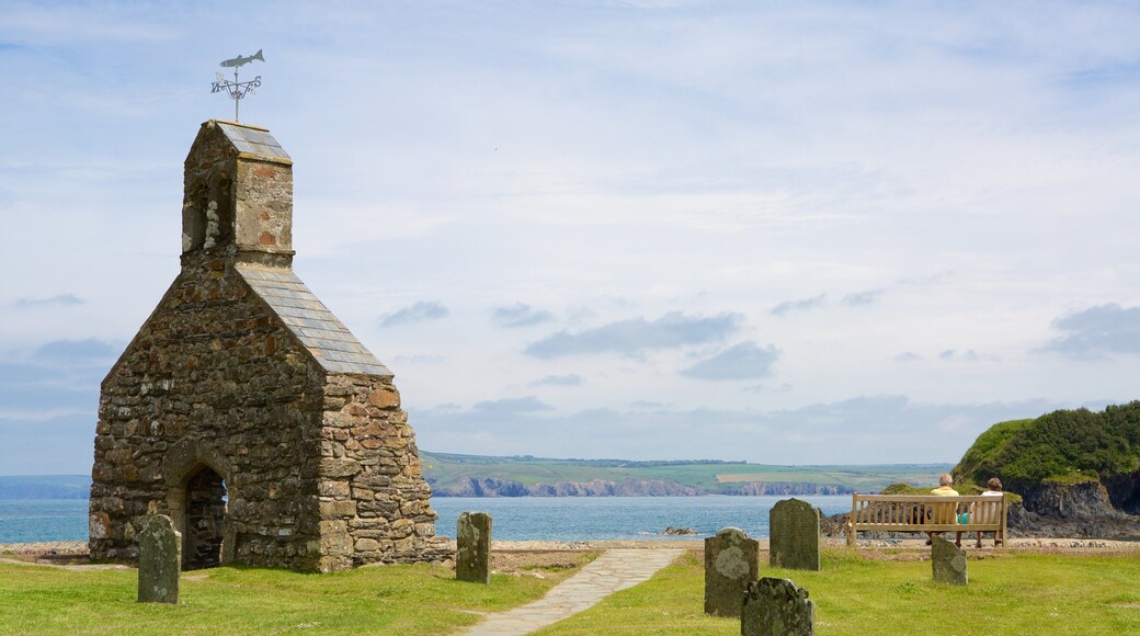 Parco Nazionale della Costa del Pembrokeshire mostrando oggetti d\'epoca, cimitero e architettura d\'epoca