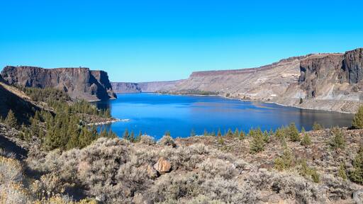 Panorama of the basalt cliffs towering above the Crooked River at Cove Palisades State Park in Oregon, USA
