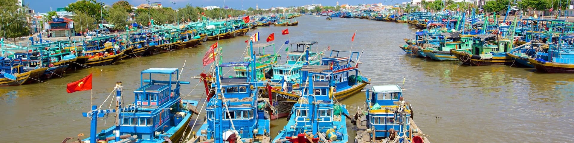 Phan Thiet mostrando um rio ou córrego, uma marina e canoagem