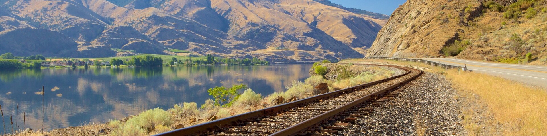 Wenatchee - Lake Chelan que incluye montañas, elementos ferroviarios y un río o arroyo