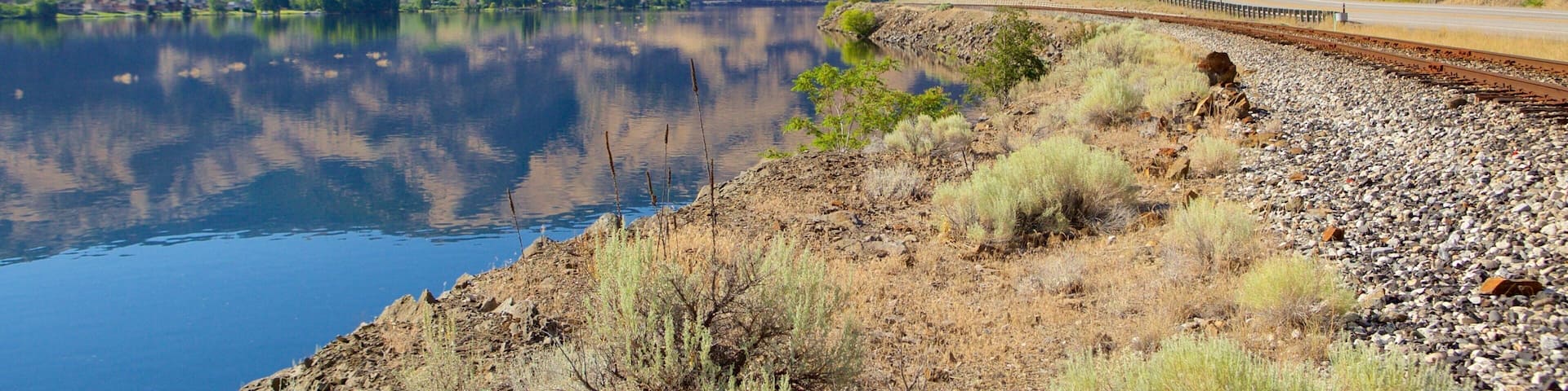 Wenatchee - Lake Chelan mostrando montañas, un lago o abrevadero y artículos de ferrocarril