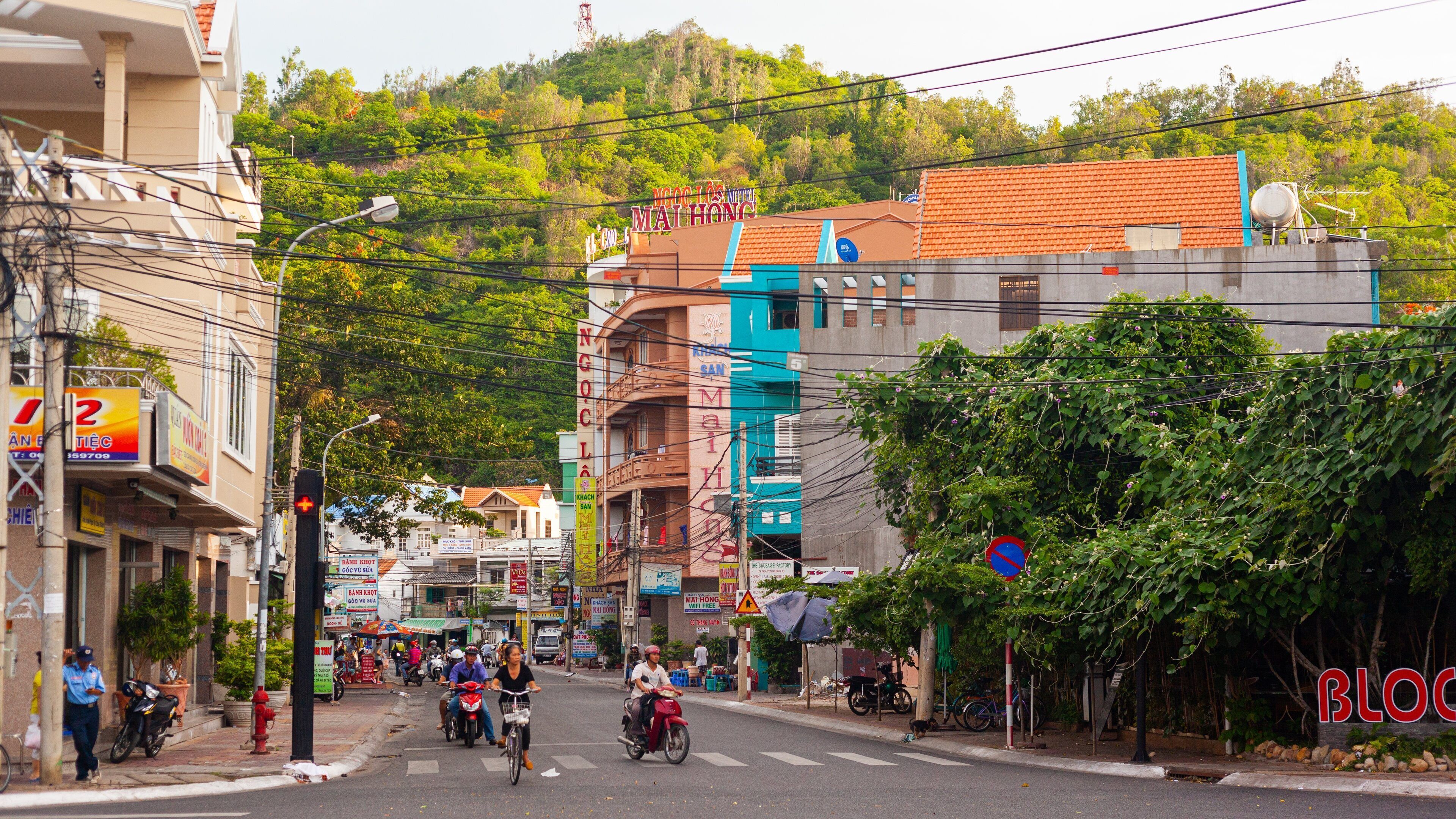 Vung Tau which includes cycling and street scenes