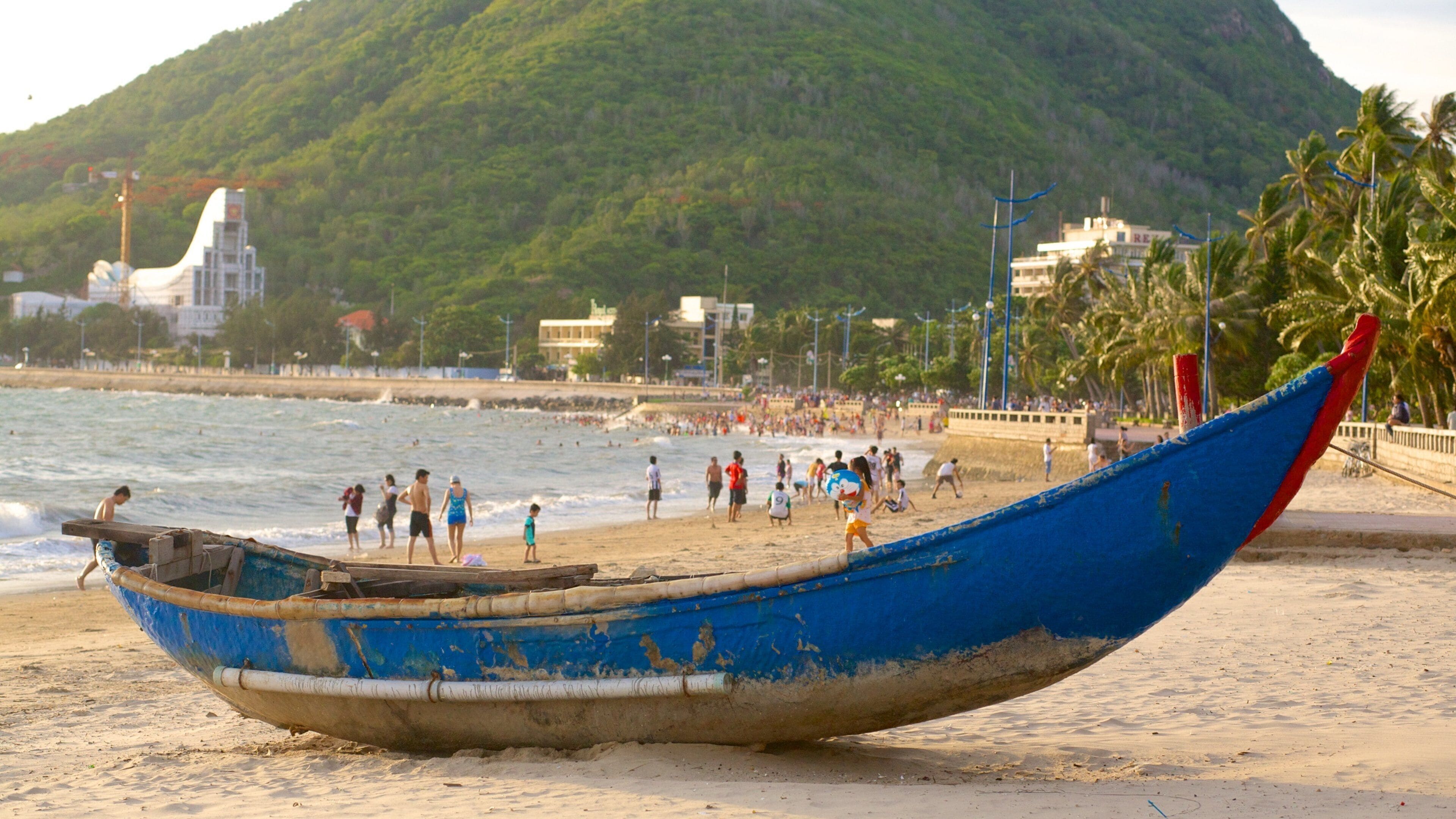 Vung Tau que incluye una playa de arena y paseos en lancha