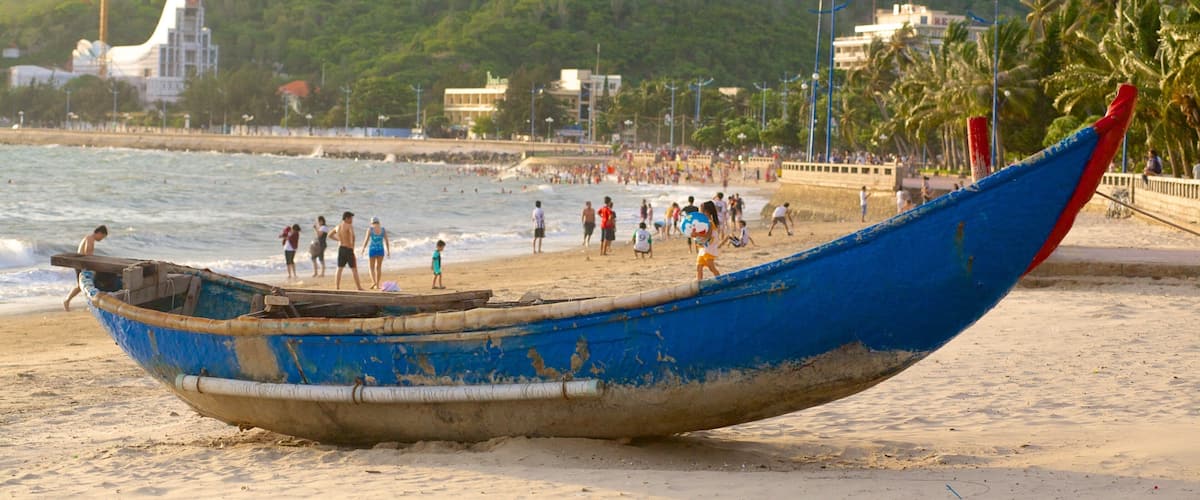 Vung Tau showing boating and a beach