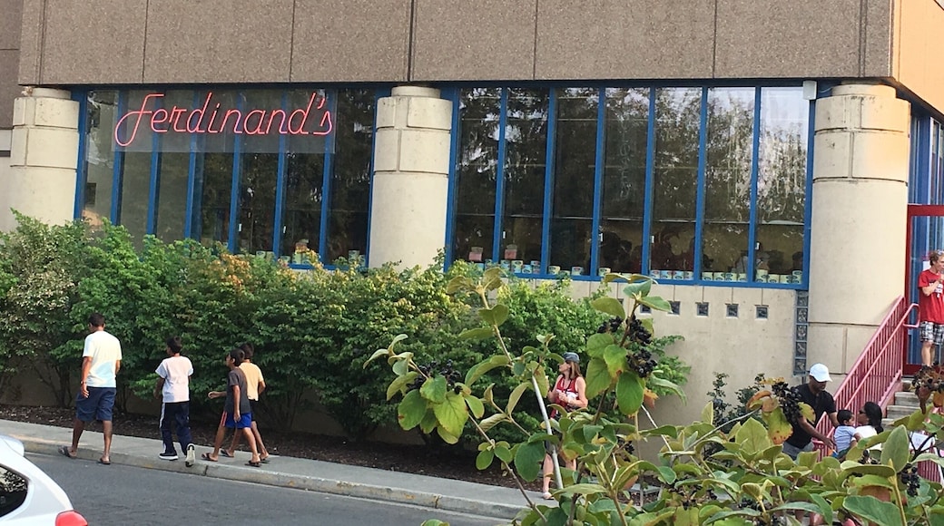 Nice stop to grab some ice cream and cheese
#lifeatexpedia