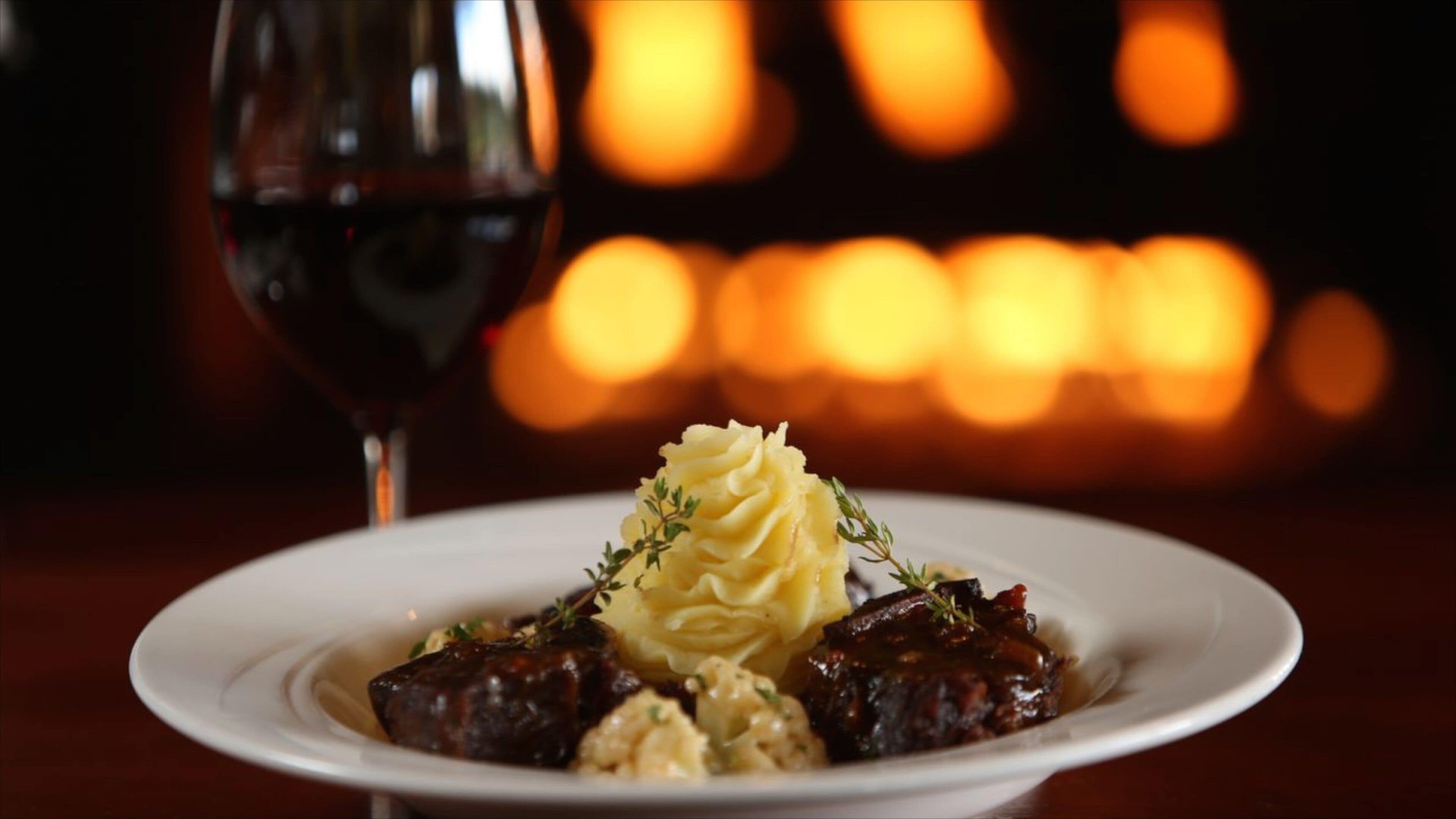 Washington Coast showing drinks or beverages, dining out and food