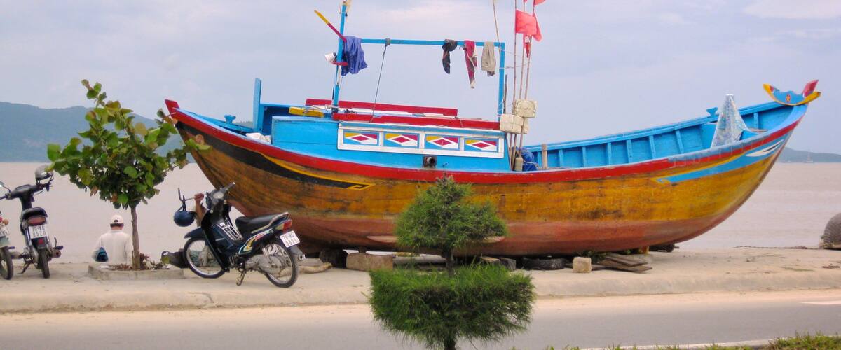 Nha Trang mostrando monumento e vista della costa cosi come ragazzo