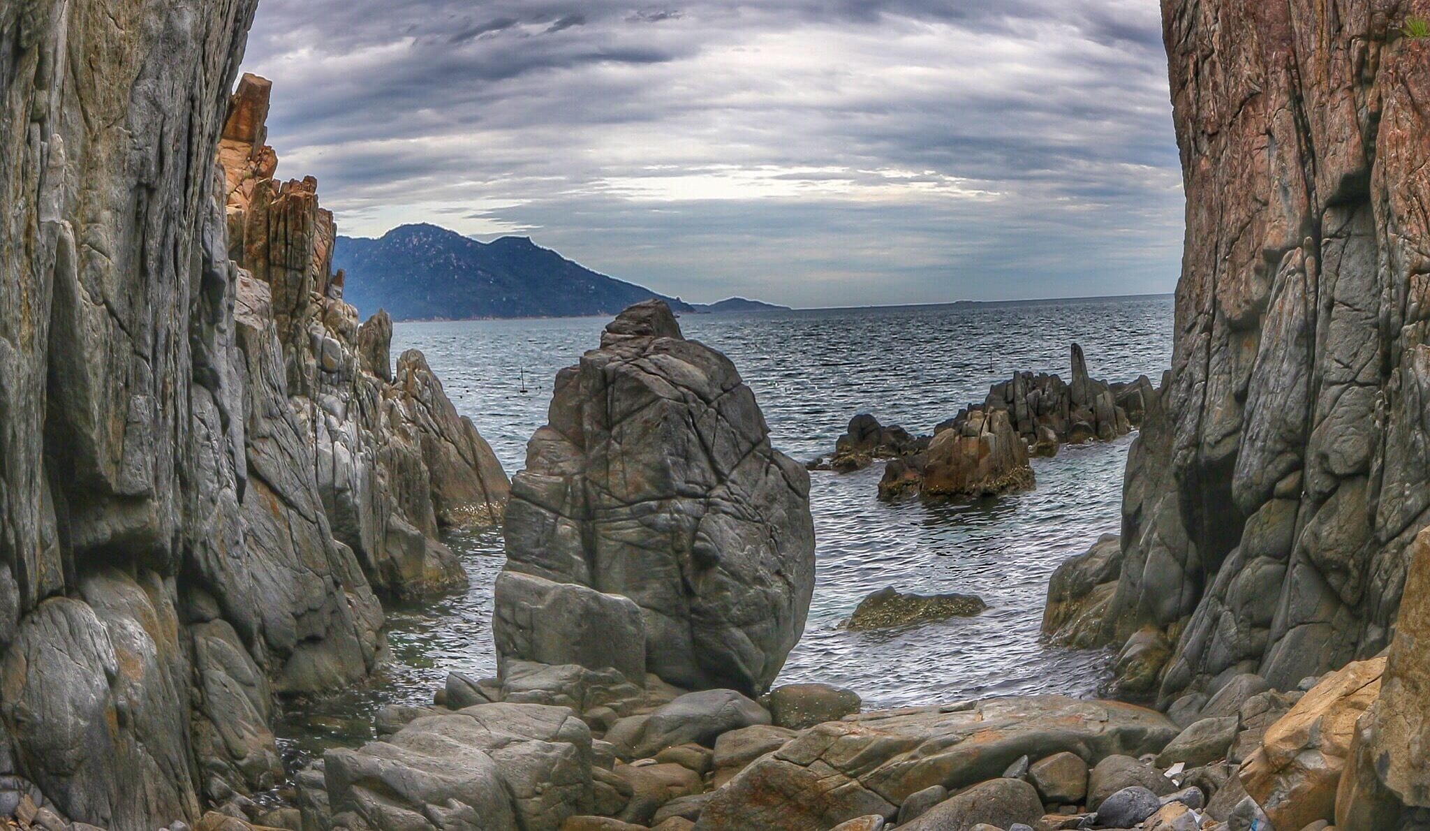 If you visit Nha Trang and seek out an interesting and unusual place for photograph or chilling out and getting away from tourists, Heo cave should be in your list. Located only 16km from the city center, you can easily get here by motorbike or car. The cave belongs to one of the rare beach with huge rocks on which waves break constantly. Many local couple choose this place for wedding photos. Sunrise is magical time for the best picture. #lifeatexpedia #beach