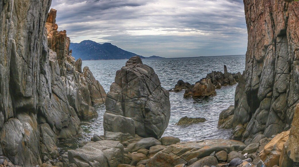 If you visit Nha Trang and seek out an interesting and unusual place for photograph or chilling out and getting away from tourists, Heo cave should be in your list. Located only 16km from the city center, you can easily get here by motorbike or car. The cave belongs to one of the rare beach with huge rocks on which waves break constantly. Many local couple choose this place for wedding photos. Sunrise is magical time for the best picture. #lifeatexpedia #beach